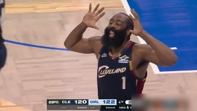 哈登拿命担保的关键球权判罚，NBA至今没出L2M报告。他攥着球衣领口凑到裁判