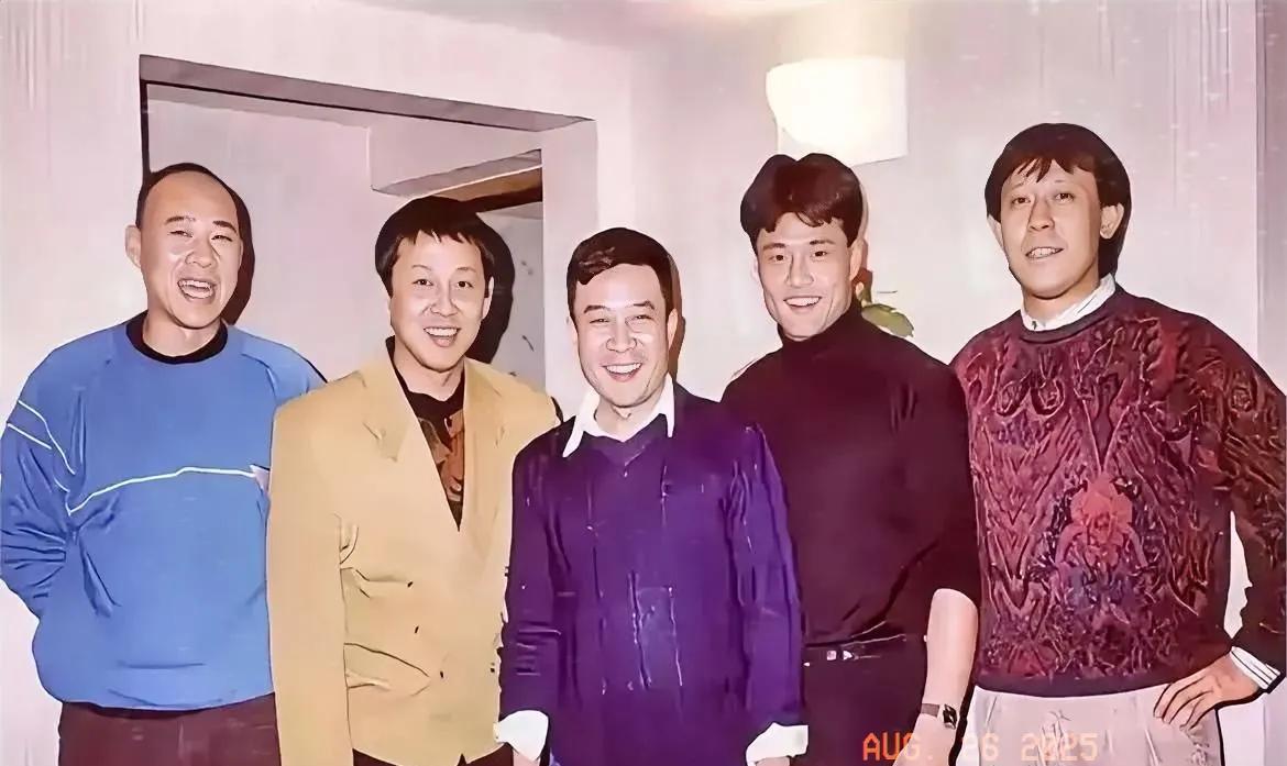 张丰毅、陈道明、李雪健、于荣光和姜文，照片中，他们还很年轻，现在都是6070岁的