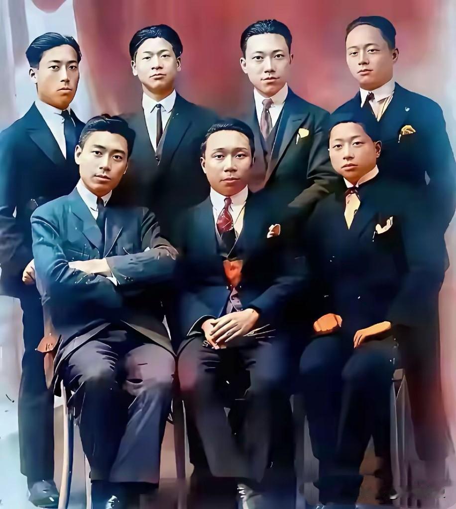 这张珍贵合影拍摄于1921年，七位在法国勤工俭学的年轻人的一张珍贵合影，后来