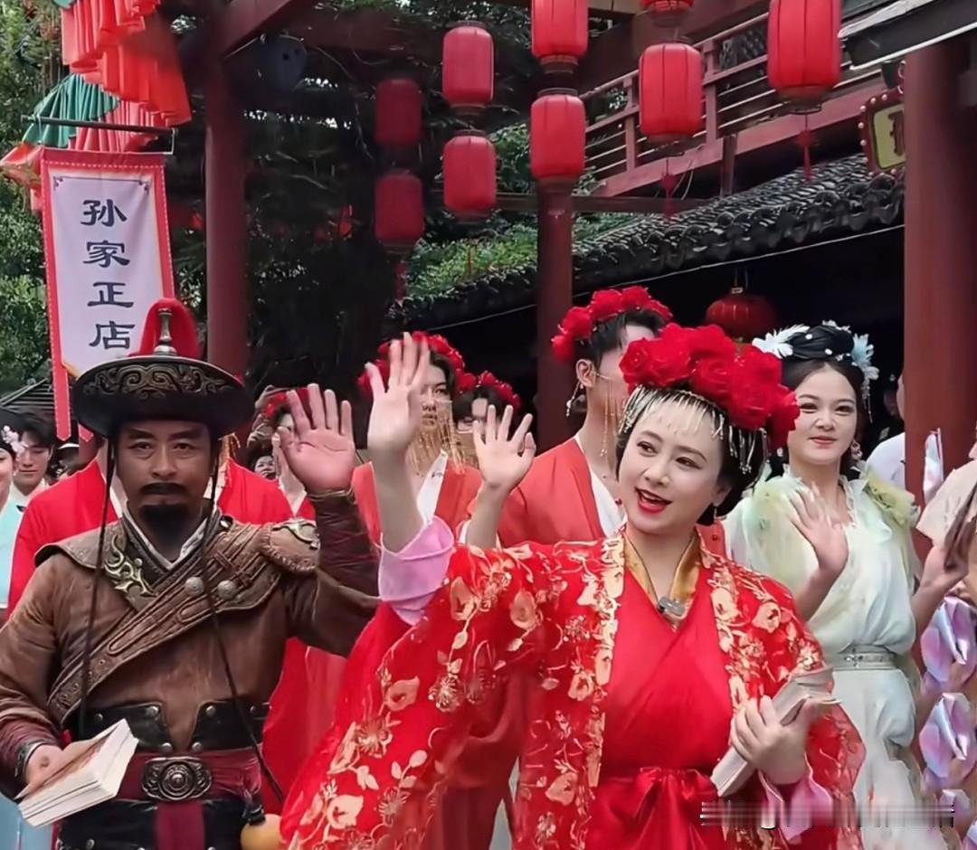 过去只能在电视里看见的大明星，现在纷纷跑到景区里再就业，Cosplay各种角色，