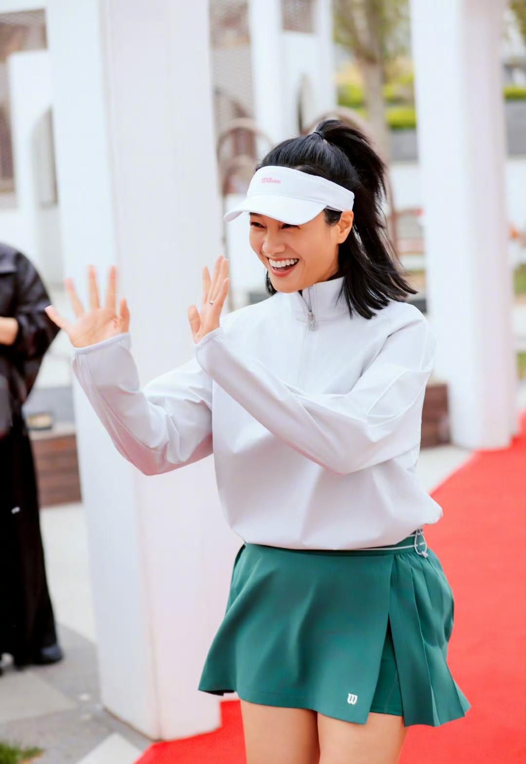 朱丹晒瞿颖抡抡杯邀请赛造型绿色运动穿搭很哇塞……4月15日中午12:49，