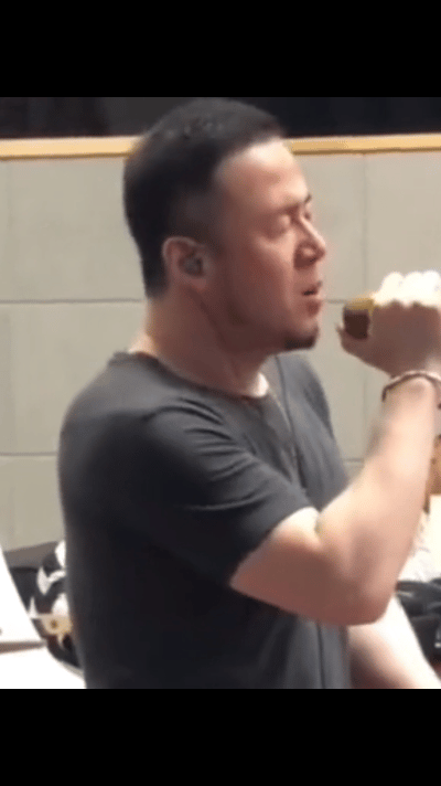所谓“模仿”不过是一群网络鬣狗的狂欢——把杨坤的脸塞进恶俗段子，捏造酗酒滥情人设