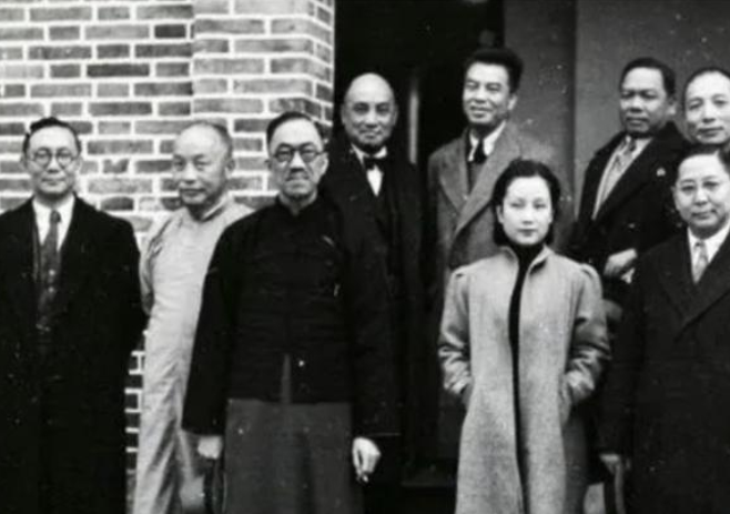 1935年的一次上流舞会，张学良看上了风姿绰约的蓝妮，派人给了她母亲一张5万元的