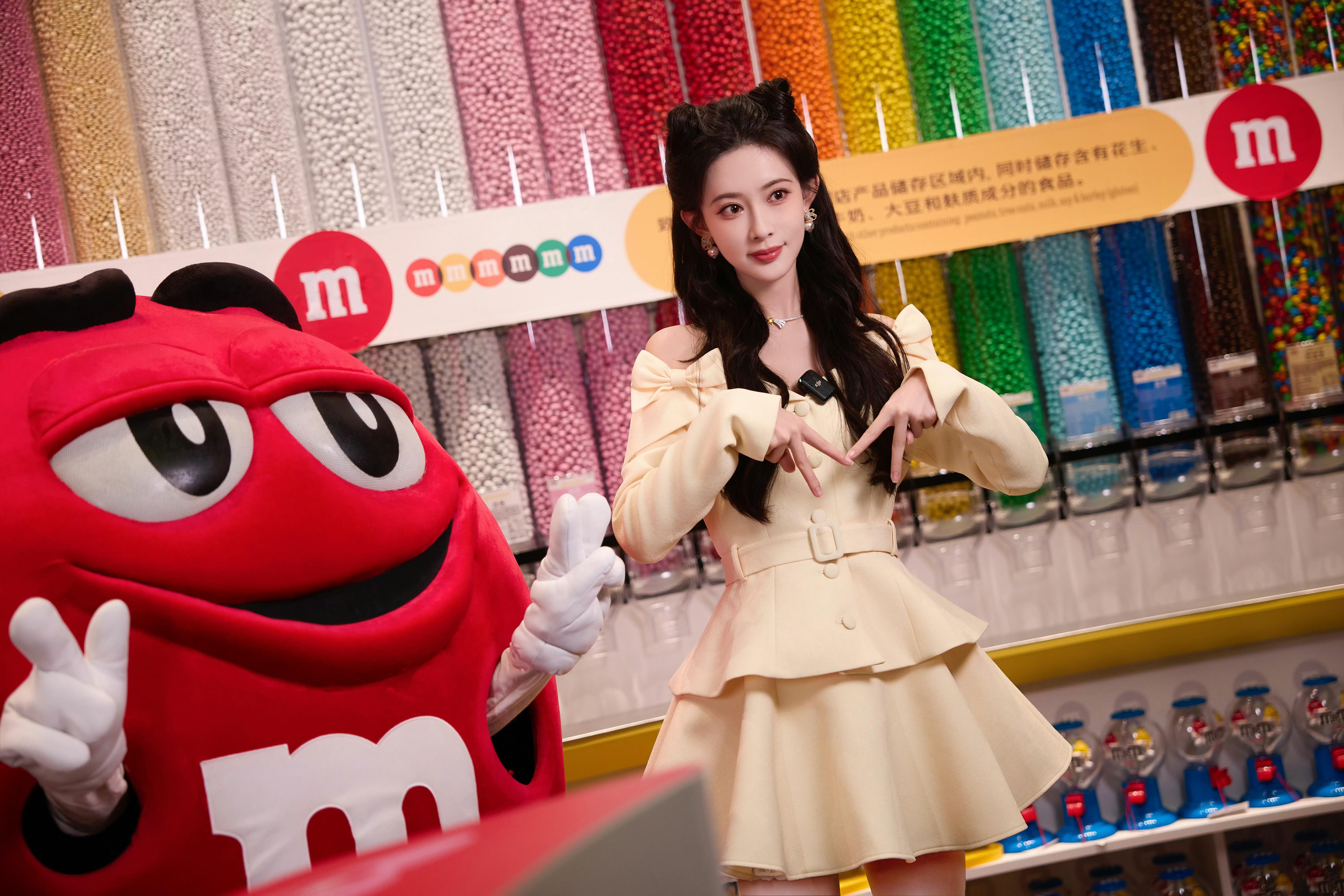 孟子义孟姐这是什么甜妹下凡现场！米白露肩裙配蝴蝶结袖，在M豆的糖果世界里又甜