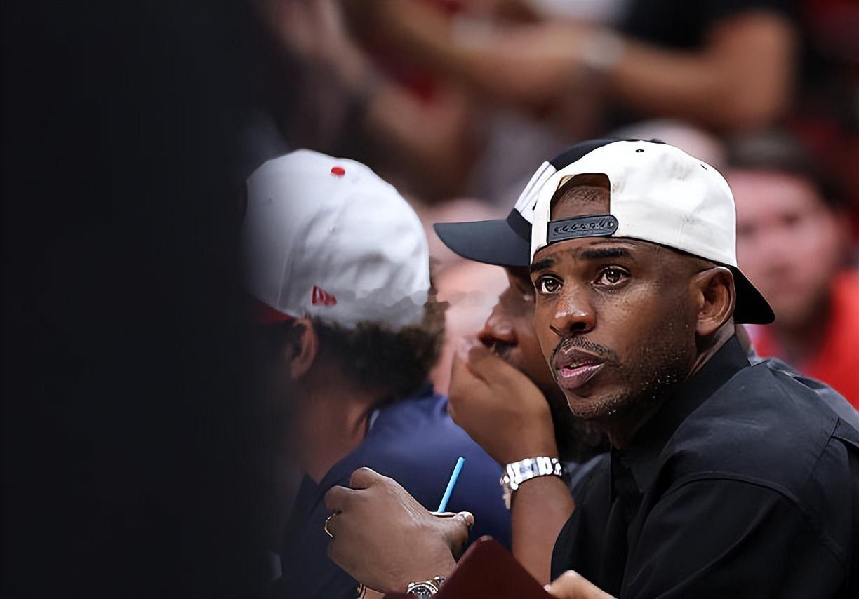 根据ESPN记者DaveMcMenamin的报道，湖人篮球运营总裁罗伯-佩林卡