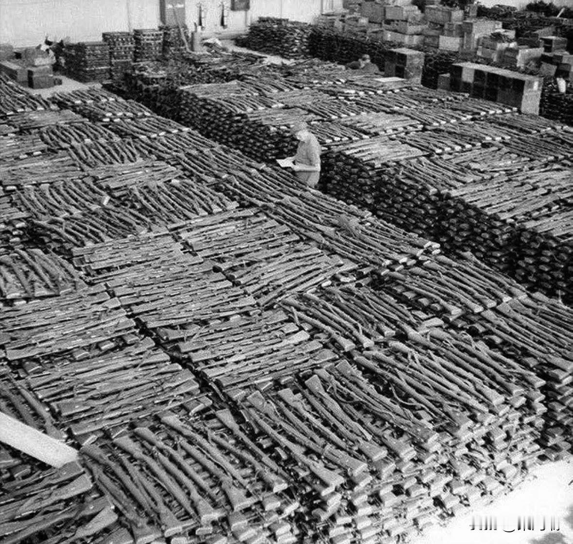 1945年，挪威缴获的德国毛瑟98k步枪……二战结束后，纳粹德国投降，欧洲各