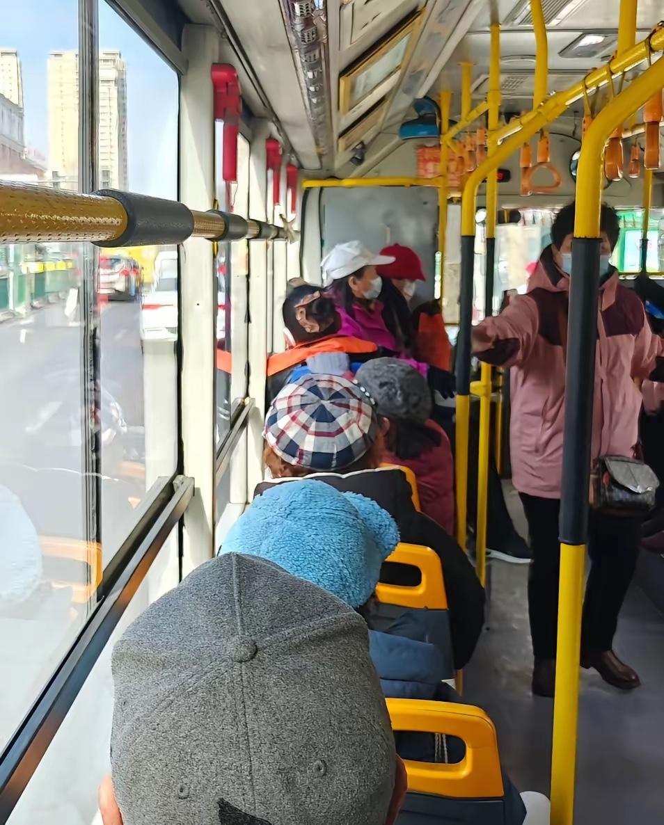 最近有个问题让人想不通，满大街的退休老人，大概60岁左右的，出门都会戴上帽子，基