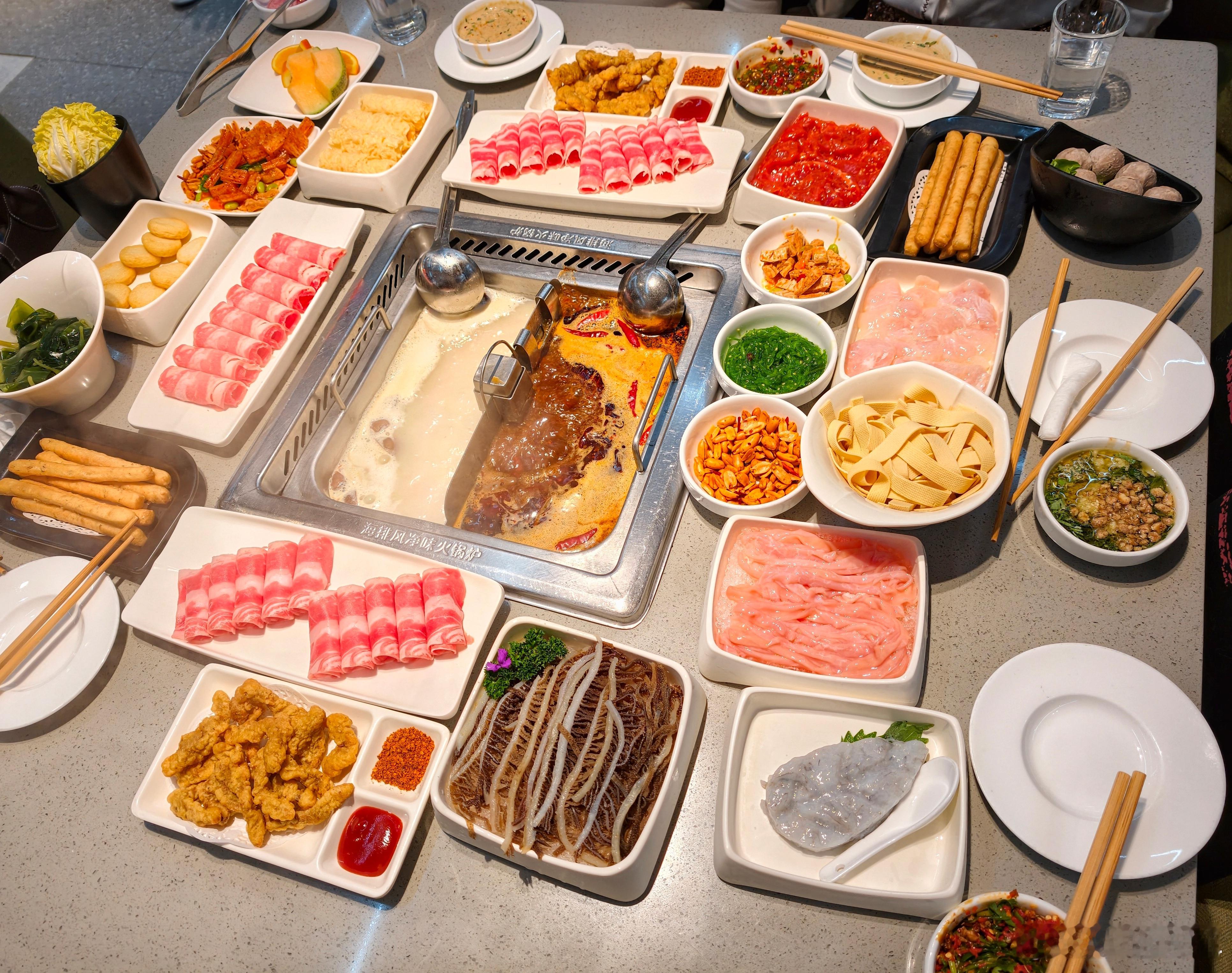 马上要放假过年了，今天开问界m8带公司小伙伴们一起聚个餐我和汽车的日常