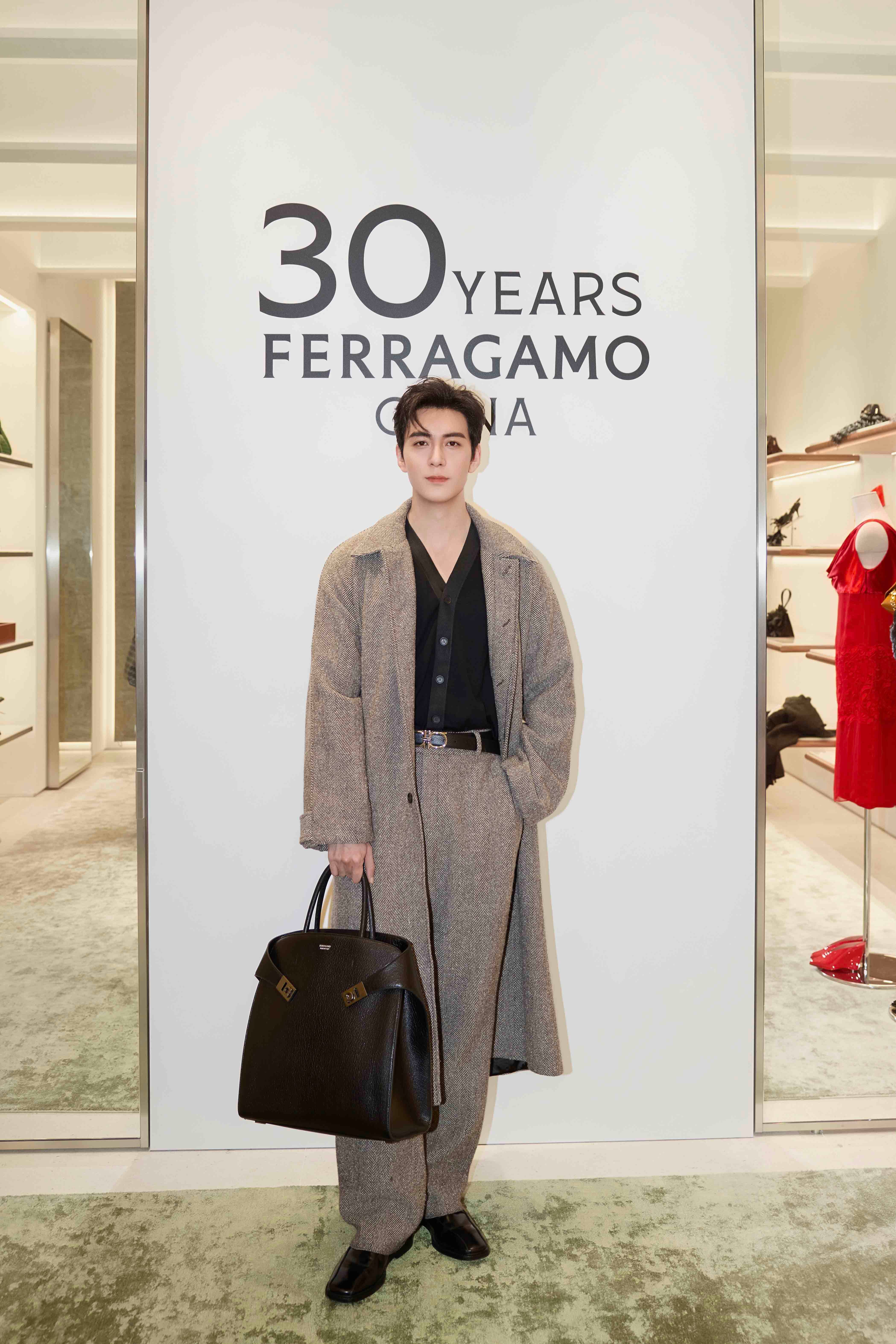近日，Ferragamo成都IFS新概念旗舰店焕新启幕。Ferragamo集团