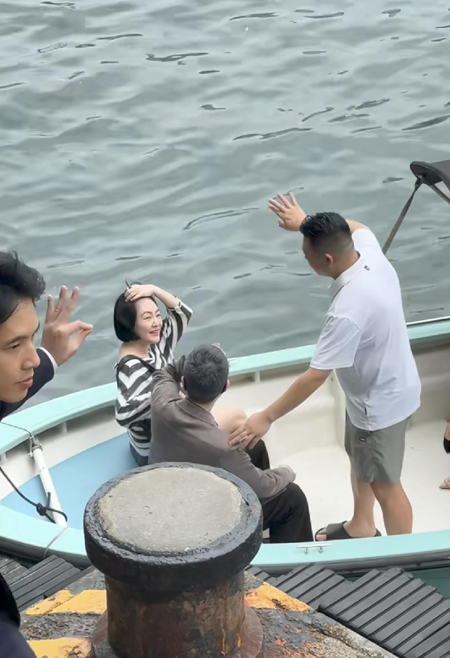 6月27日，小S和老公许雅钧一起现身香港中环摩天轮码头，许雅钧头发花白，竟然没有
