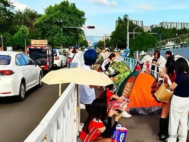 这就是8月16日青岛音乐节的现场：三十几度的高温不让带水，观众都打着伞看演出，还