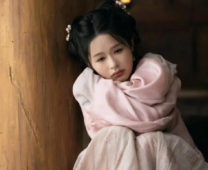 于正开始力捧余茵，可别看不起她。要说短剧演员王小艺自己当老板，演短剧挣了100