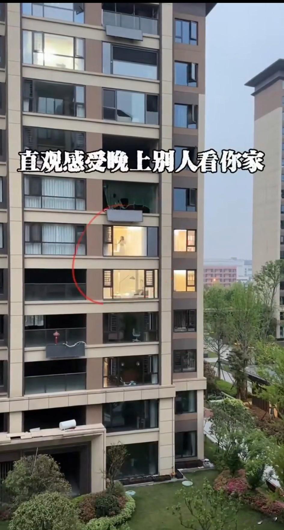 现在楼房的楼间距都很窄，这个小区也算是高档住宅了，隔壁楼的邻居，发现夜晚可