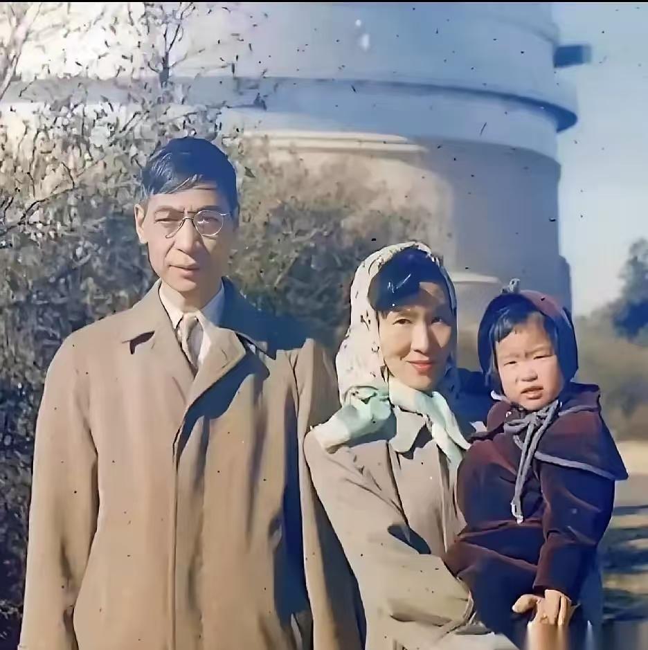 我不敢看这张照片太久。真的，怕眼泪掉下来。照片里的郭永怀穿着朴素的中山