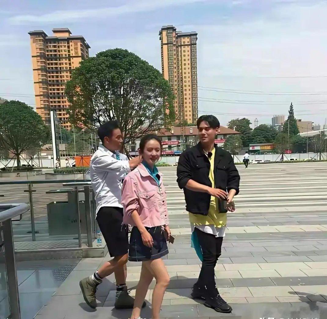 成名前的赵丽颖，没有化妆个子不高，走在街头跟普通人没区别