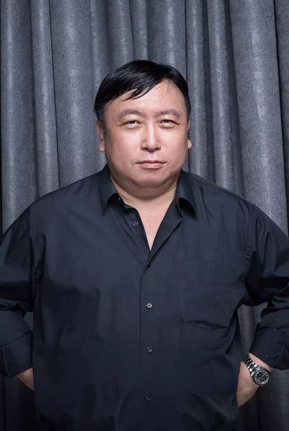 主持人问王晶：“你赚了这么多钱，觉得金钱带来的安全感更多，还是烦恼更多？”王