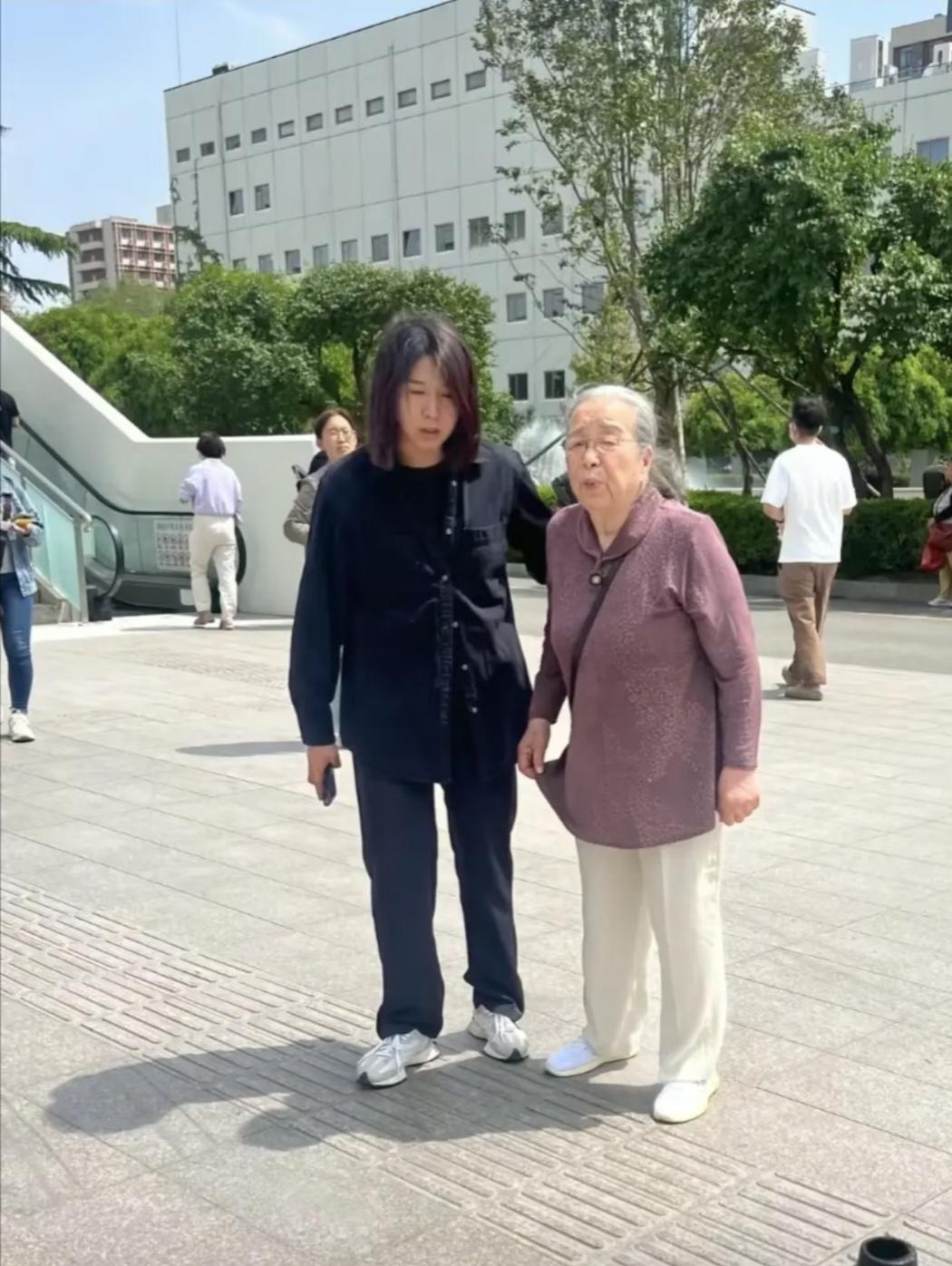 89岁的李明启近日现身，状态真不错：头发已经斑白，穿着齐整干净，头发盘起来，利利