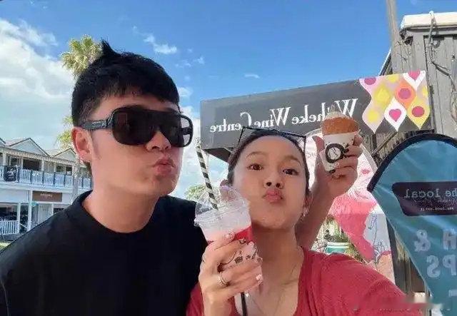 41岁张子萱嘟嘴卖萌靠陈赫肩上，春节出游终于不给自己打码了，网友：这码打了快十年说撕就撕​