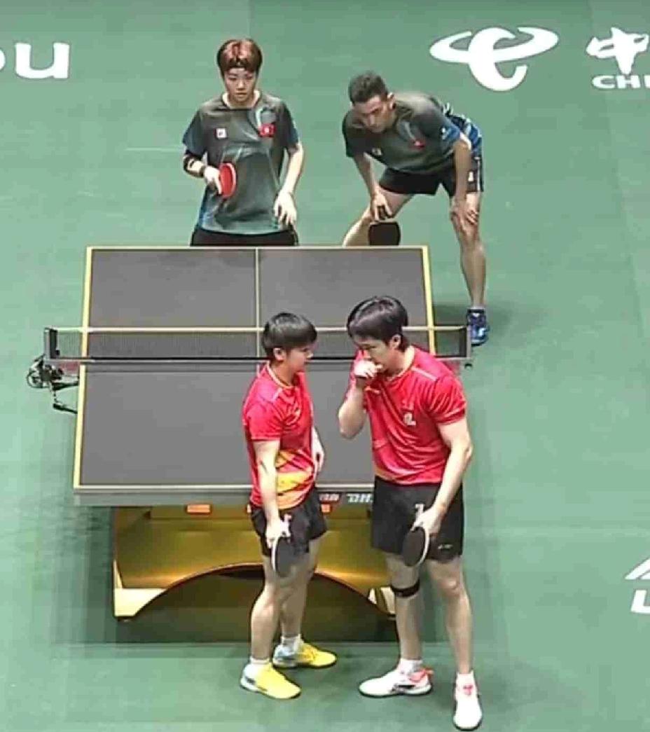 看到这一幕有没有似曾相识的感觉，成都混团第一场莎头对战港队组合。两小只在商量