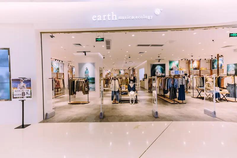 怪不得实体店衣服这么贵。实体店卖衣服，除了衣服本身的成本，还有房租、员工工资等开
