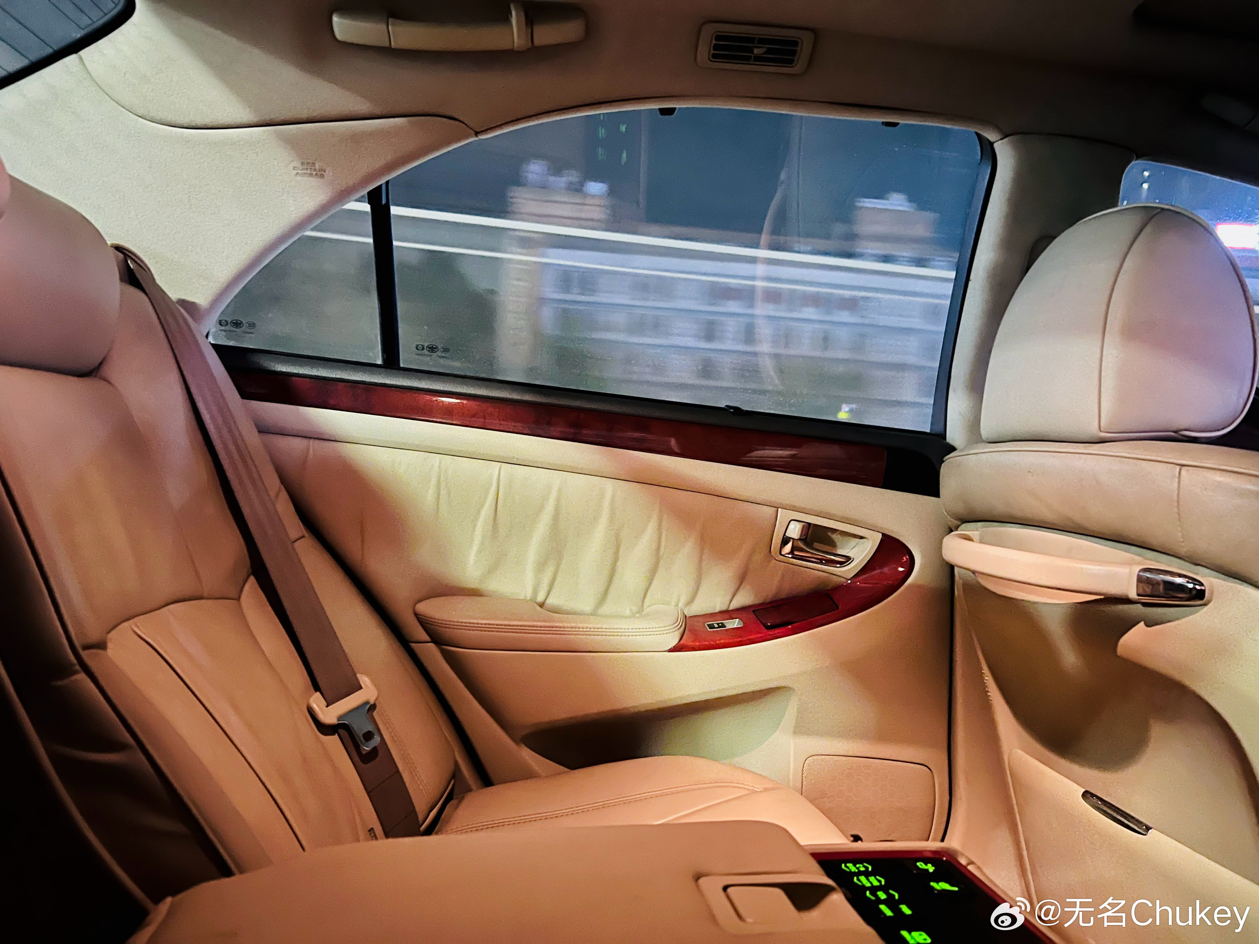 我觉得有时候真的不需要空间很大很大，像红旗盛世和12代皇冠这种，坐在后排的感觉实