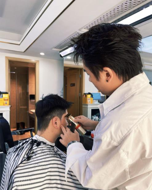 上海，一男子大年初二，去给亲舅舅拜年，舅舅一看男子头发乱的像草窝，邋遢的很，这也