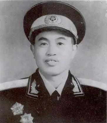 1943年，八路军侦察员抓获敌伪参谋长李大用，司令员皮定均大喜，对其进行多次审讯