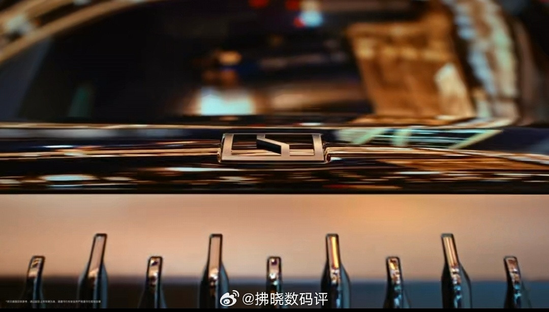 最尊的9系旗舰五座来了！说到极氪9X五座版，我首先想到的就是其第二排的舒适体验