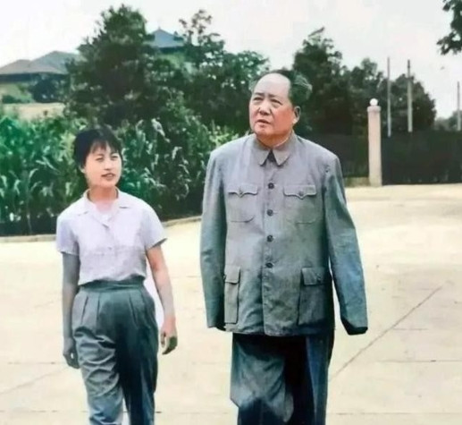 1962年，对印自卫反击战期间，毛主席正在听中印战争的战报，谁料，突然听到印度派