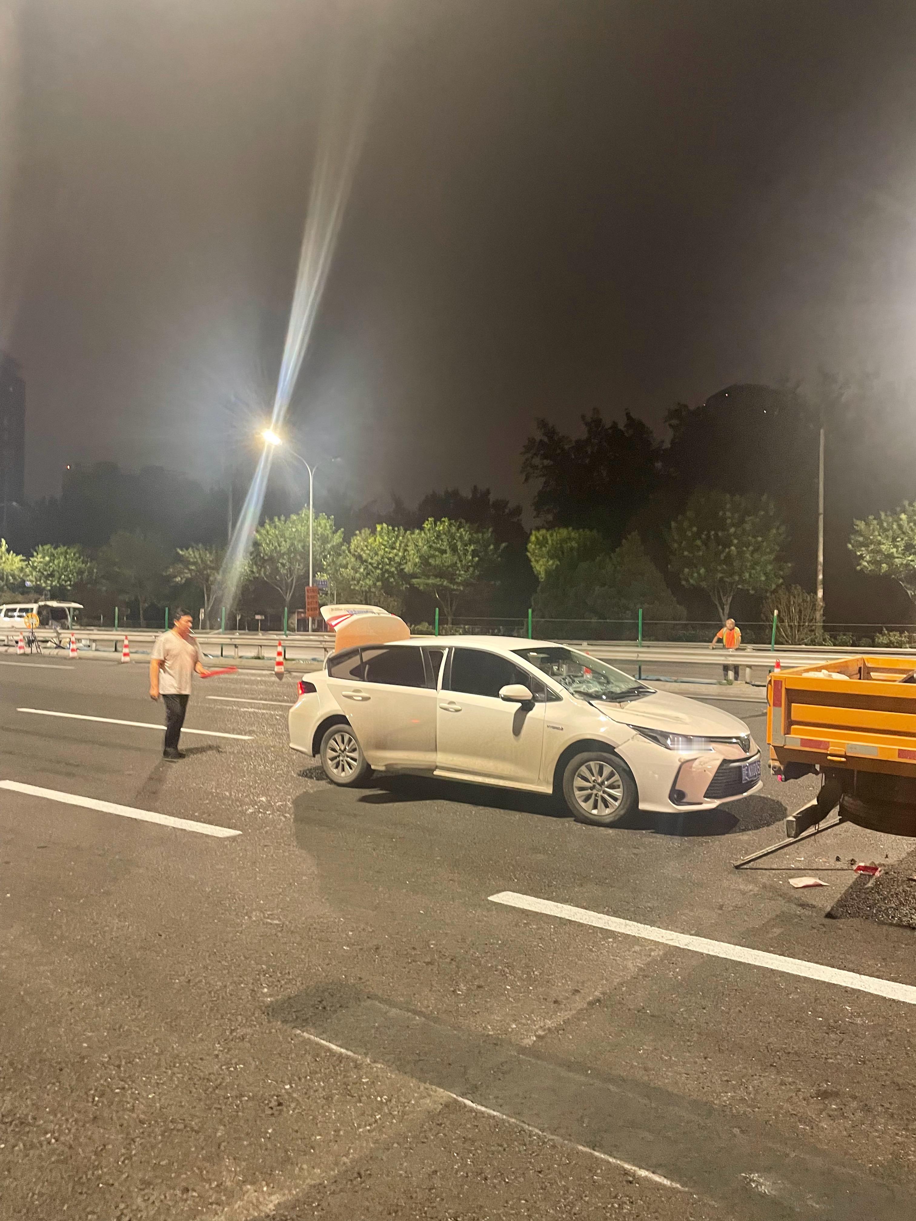 深夜下播遭遇车祸，滴滴司机耍赖，说不能取消订单，而且马上操作完成行程，让我自己找