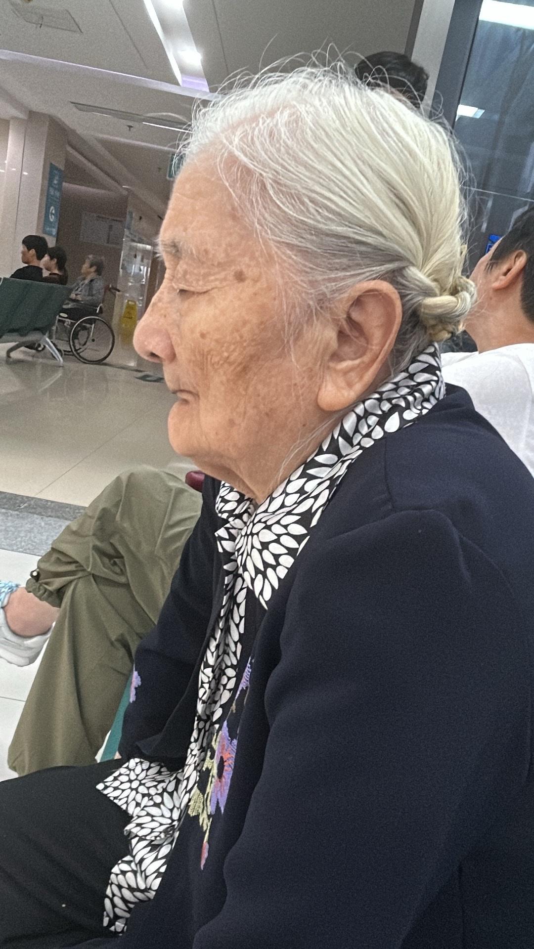 陪母亲看眼睛昨天傍晚，母亲忽然说：“我看不见了，连你都认不出来了。”我愣