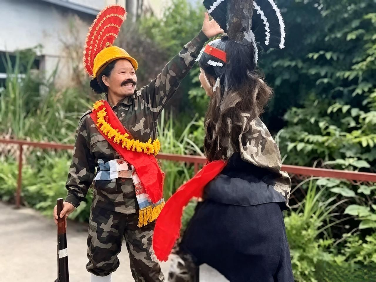 中国小孩模仿印度士兵在边境的降旗仪式，连中国小孩都知道这纯粹就是一场闹剧，可印度