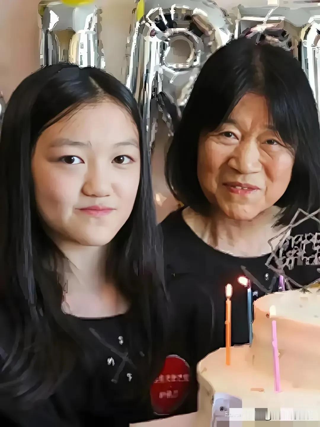 仔细看李嫣现在的样子，真的会感叹医学的神奇。经历了四次精细的治疗和调整后，曾经的