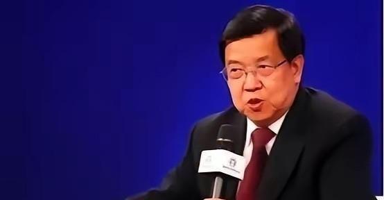 不谈表面崛起，龙永图的三问：第一个，全球顶尖精英啥时候愿意把孩子送来中国读书？第