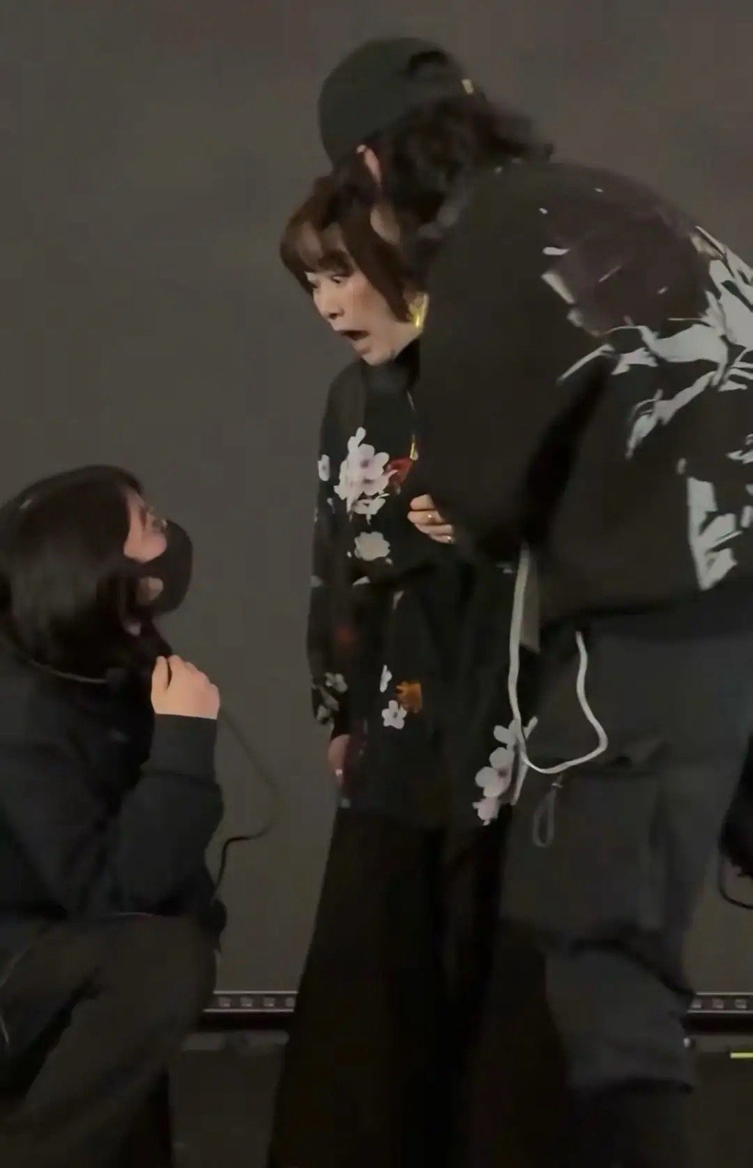 匪夷所思的一幕，注意到跑上台的那位姑娘了吗？跑上台叫停日本女歌手大槻真希的两个人
