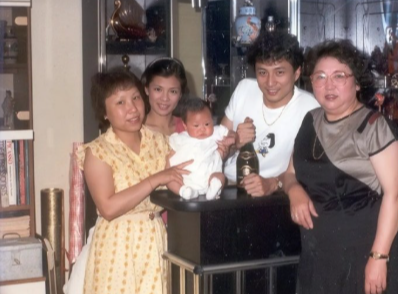 1983年，翁美玲带汤镇业去英国探望家人，留下了几张珍贵的合照。汤镇业和翁美