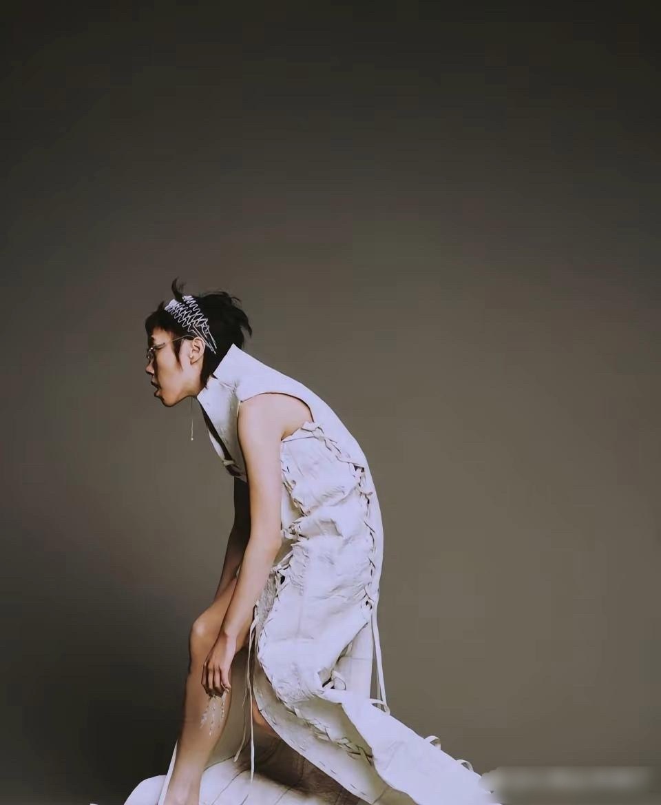 窦靖童29岁生日照好特别！窦靖童酷酷的，透露着野性的美。第一张照片中的她留着一头