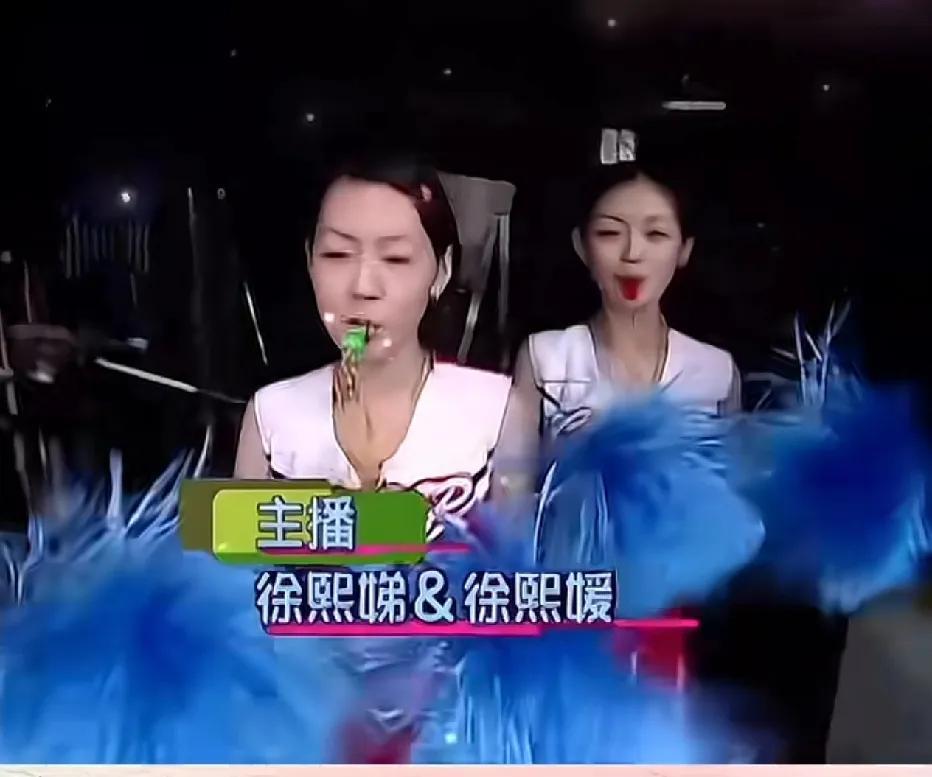 小S一辈子都在和大S比较，毕竟大S的颜值和知名度一直高于她。当发现自己比不过时，