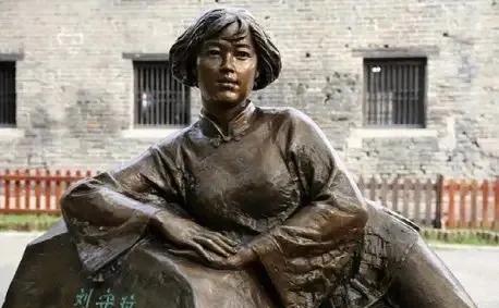 1938年，一名女护士正在抢救连长，遇到鬼子突袭，拿刀直接将连长刺死。女护士看到