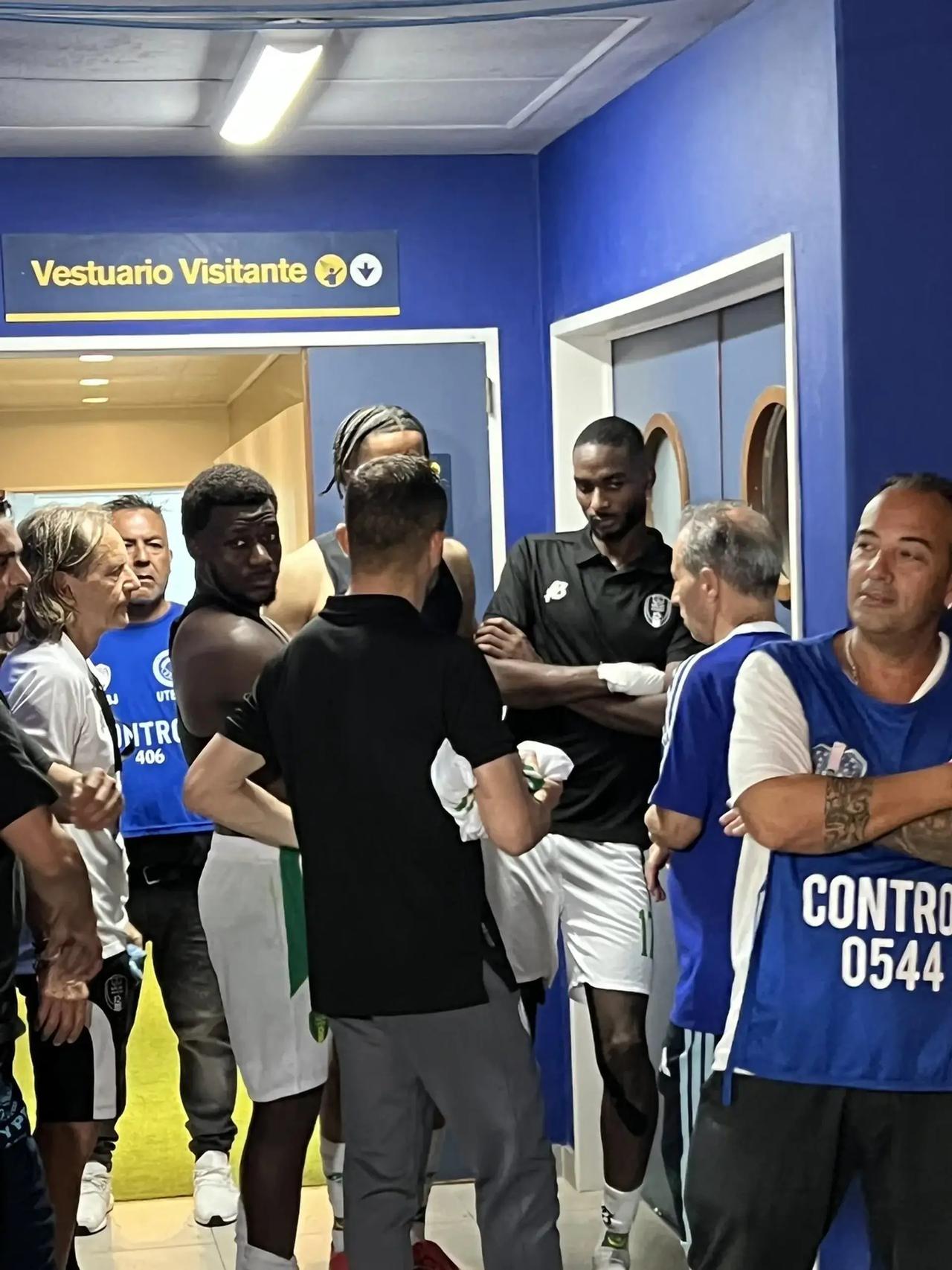 为抢梅西球衣当场吵翻！对手全队排队堵更衣室，排面太离谱了一场友谊赛，让全世界再