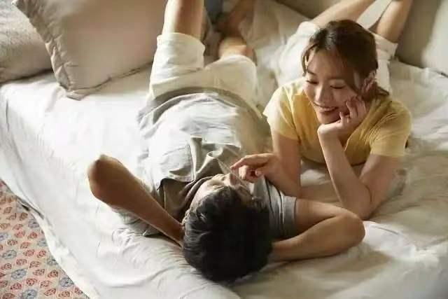 广东广州，一18岁女孩，和大8岁男子谈恋爱。男子发现，女孩凌晨加了个陌生男子微信