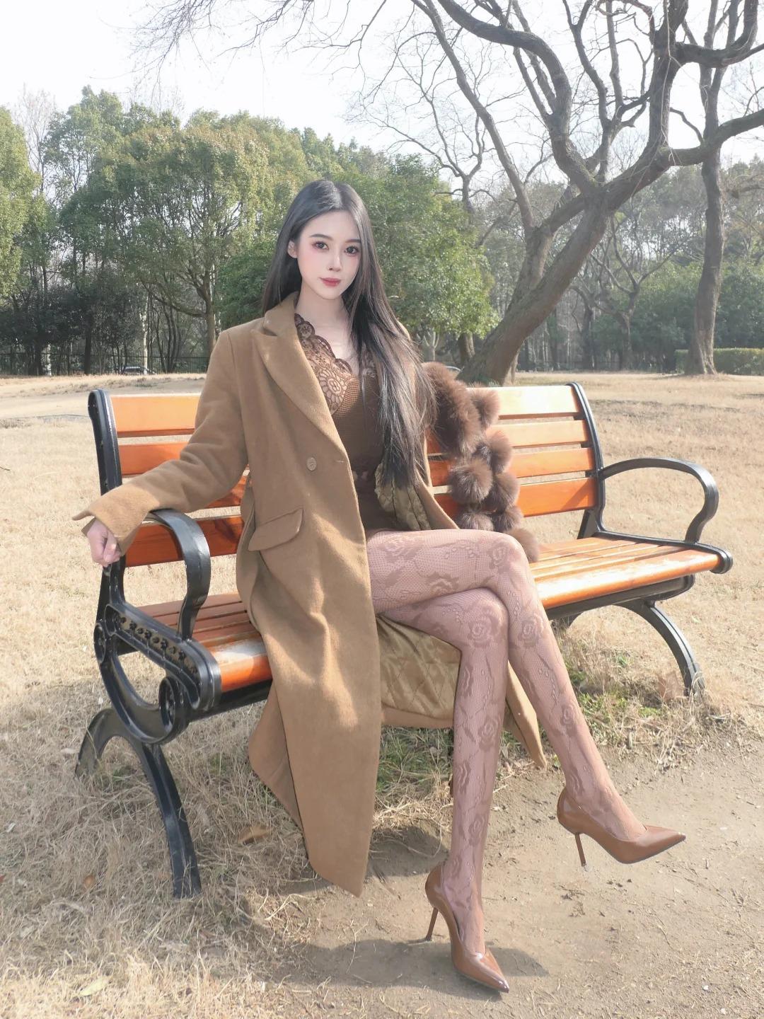 女友这套allbrown搭配太戳人，色彩统一又满是细节感✨利落的棕色大衣