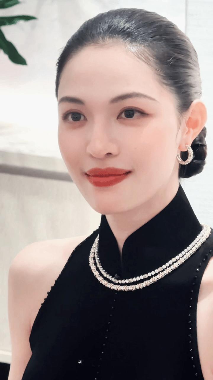 钟楚曦这身无袖旗袍造型也太鲨我了！优雅旗袍下若隐若现的肌肉线条，把健康美诠释得淋