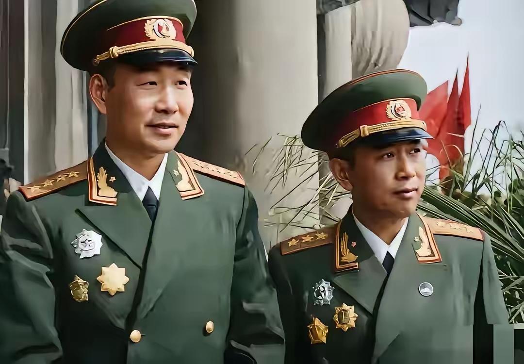 解放军的首任海军司令员和首任空军司令员的合影，一个大将一个上将，都是战功赫赫的人