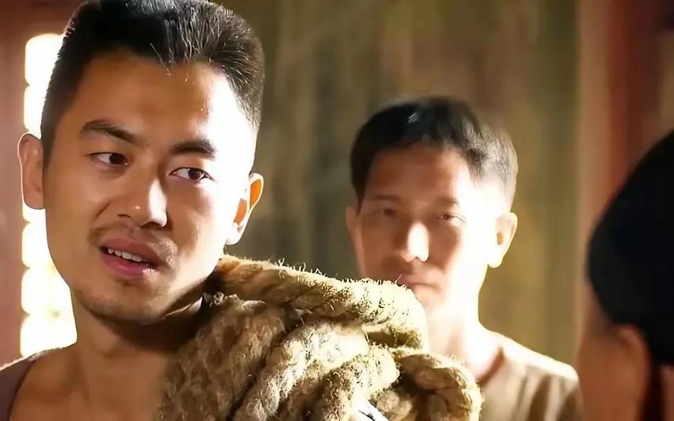 回顾《生万物》欧豪这次为了演好封大脚，真是做足了功课，皮肤晒得黝黑的，农活干得