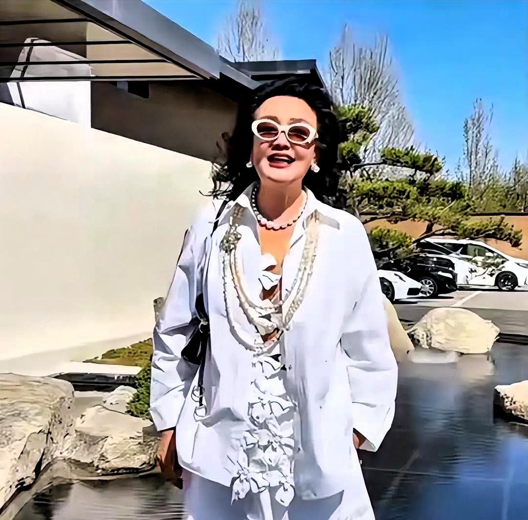 翻了翻张兰以前的直播录屏，突然有点感慨。那会儿她动不动就在直播间给汪小菲打电