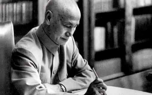 1975年4月，蒋介石躺在病床上，气若游丝。他突然抬眼看向宋美龄，艰难地开口：“