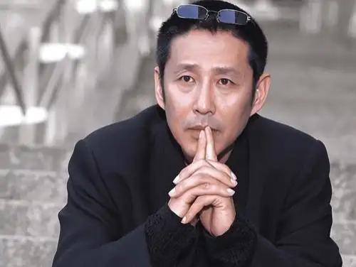 陈道明曾说：“看动物世界，你会发现一个有趣的现象：食草动物一直在低头吃草，好像永