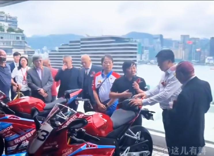 张雪这面子也太大了吧！本来就是去自家门店转一转，给首批车主交付新车，结果香港