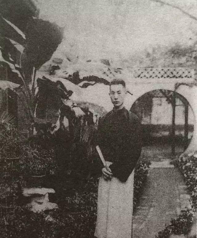 1935年，一名妓女对着37岁的张伯驹跪求：“我是清白之身，求你带我走！”张伯驹
